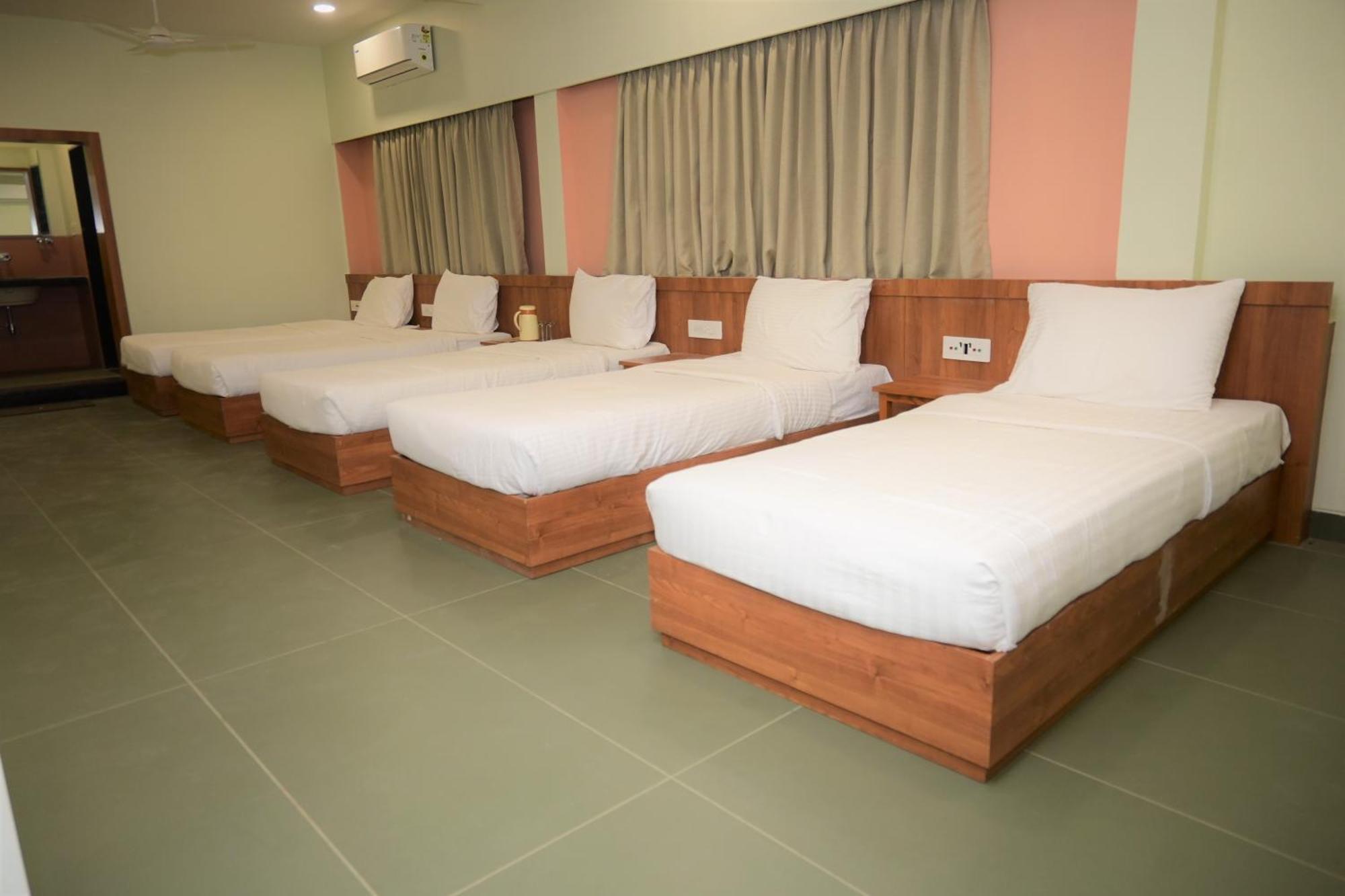 Hotel Ashray 우자인 외부 사진