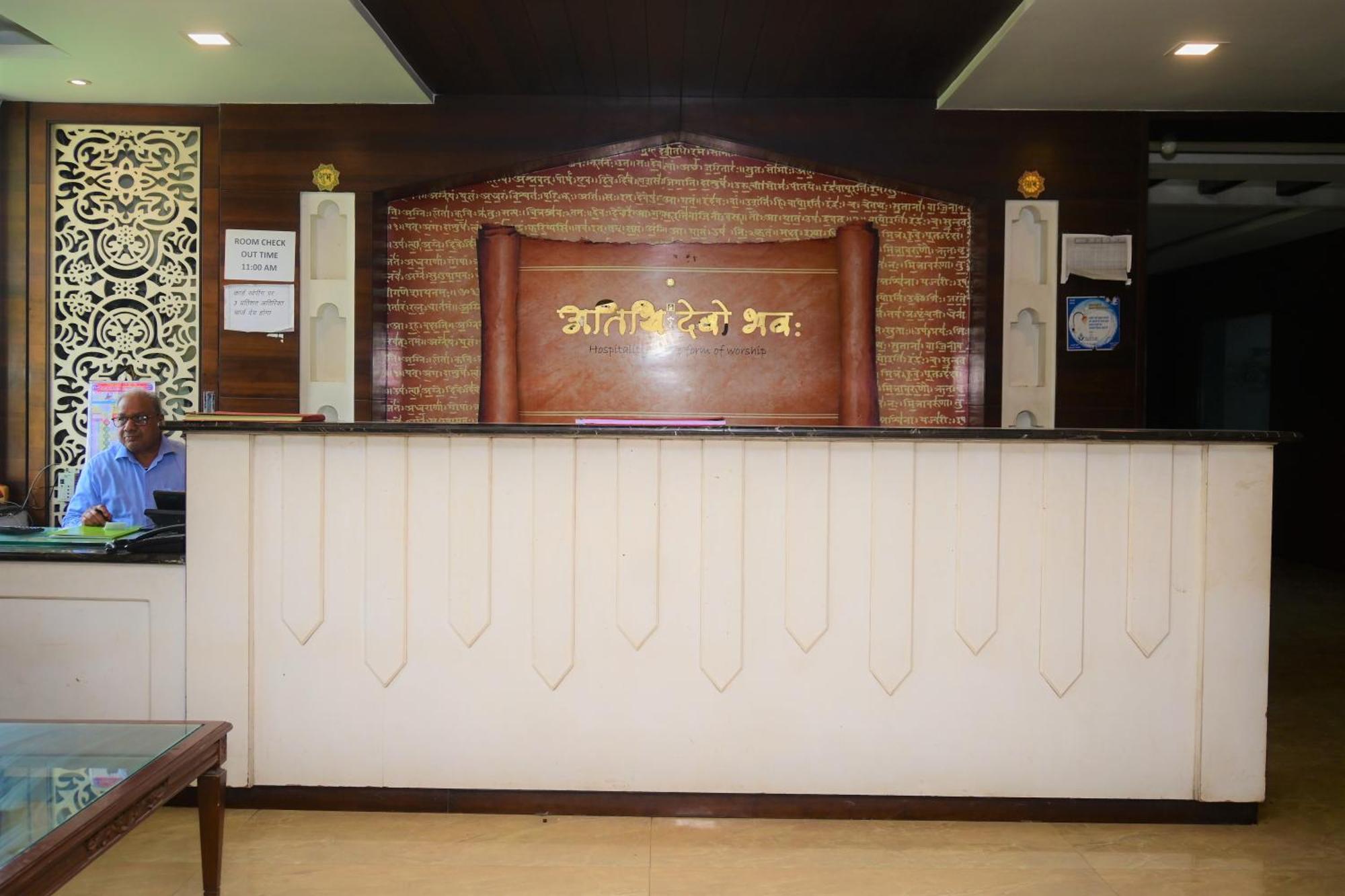 Hotel Ashray 우자인 외부 사진