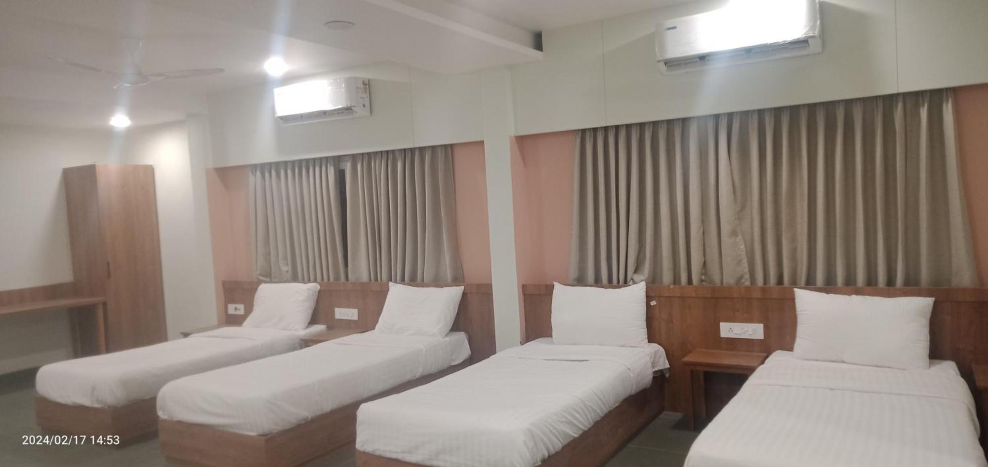 Hotel Ashray 우자인 외부 사진