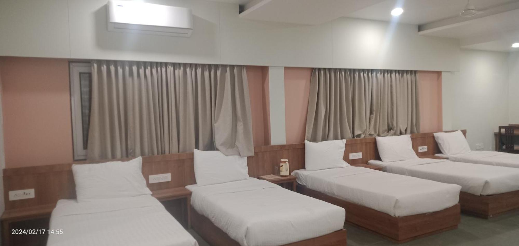 Hotel Ashray 우자인 외부 사진